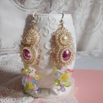 BO Envolée Fleurie brodées avec des cabochons ovales et ronds aux couleurs : Light Fuchsia et Ivoire, ornés de perles rondes, fleurs Lucites et rocailles. Montées sur crochets en Gold Filled 14 carats